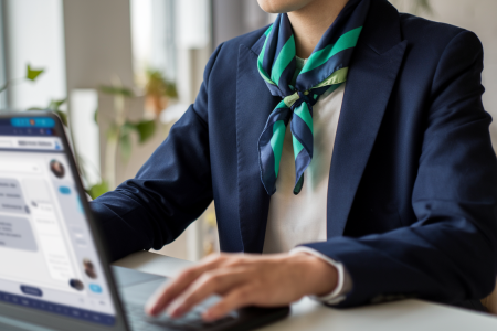 personne-dos-bureau-ordinateur-plantes